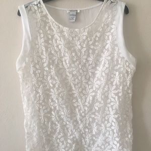 White top embroidered in flowers, short sleeves.